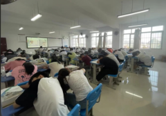 为学生提供探索与调整的缓冲带既回应了家长对学生升学的期待